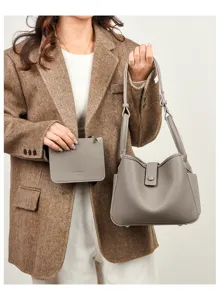 Sac seau en cuir souple gris à motif litchi avec pochette assortie pour le travail quotidien.