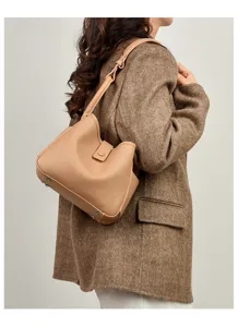 Vue détaillée du sac seau bandoulière en cuir souple grain litchi ton camel élégant.