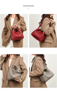 Sac seau en cuir souple motif litchi pour femme, sac porté épaule et bandoulière chic.