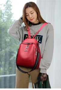 Dettaglio zaino rosso in pelle con texture per donna, ideale per uso quotidiano e viaggi.