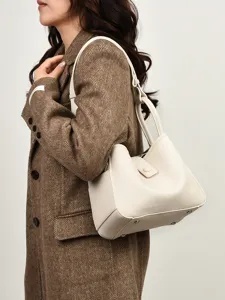 Sac seau en cuir souple pour femme, élégant sac à porté épaule avec poignée et grande capacité.