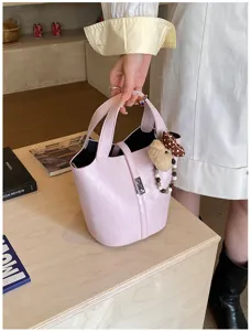 Chic borsa secchiello in pelle rosa con ciondolo orso, borsa donna versatile per uso.