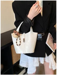 Borsa a secchiello in pelle PU bianca con ciondolo orsetto e chiusura in metallo per donna.