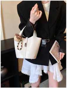 Borsa a secchiello bianca chic con ciondolo orsetto, borsa versatile per donna.