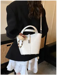 Borsa a secchiello in pelle bianca da donna, simpatico ciondolo orsetto, borsa elegante.