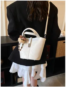 Stile coreano simpatico orsetto ciondolo borsa secchiello bianca dettaglio, borsa a tracolla casual.