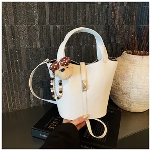 Borsa a secchiello in pelle bianca da donna con simpatico ciondolo orsetto, borsa a tracolla.