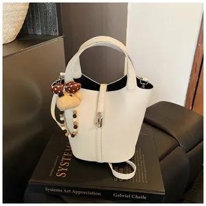 Carina borsa a secchiello con orsetto per donne, elegante borsetta e borsa a tracolla in pelle.