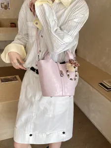 Carina borsa secchiello in pelle rosa da donna con adorabile ciondolo orsetto, borsa elegante.