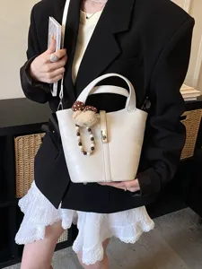 Borsa a secchiello bianca da donna con ciondolo orsetto borsa a mano tracolla chic