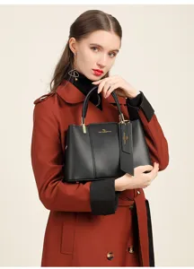 Vue détaillée de l'élégant sac à main pour femme en cuir texturé avec finitions métalliques.