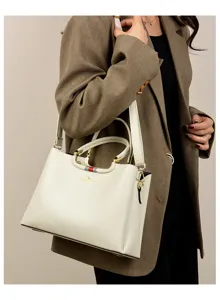 Detail view of the elegant women's shoulder handbag with soft leather and straps.