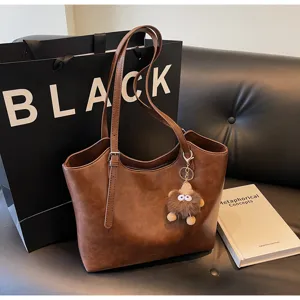 Vintage brown leather tote bag for women, large capacity shoulder bag for daily commuting and work.