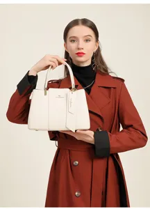 Élégant sac à bandoulière en cuir blanc pour femmes, superbe sac à main chic de navette.