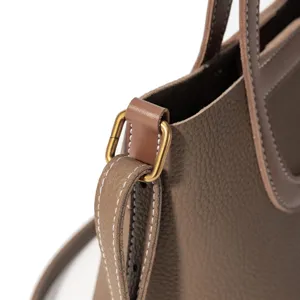 Detailansicht der hochwertigen Handtasche aus genarbtem Leder mit feinen dekorativen Nähten.