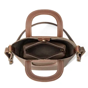 Draufsicht einer braunen Ledertasche mit Henkeln und praktischer Reißverschluss-Innentasche.