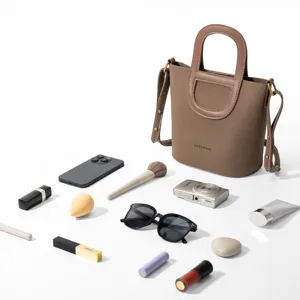 Detailansicht der braunen Leder Eimer Tasche mit nützlichen Alltagsaccessoires.