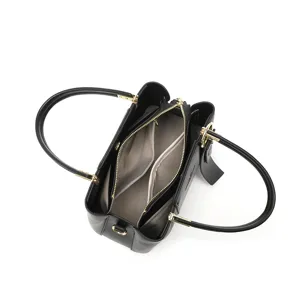 Sac à main cabas en cuir noir vue de dessus avec compartiments structurés et dorés.