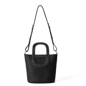 Details der schwarzen ECHTLEDER EimerTasche mit einzigartigem Griff und genarbter Oberfläche.