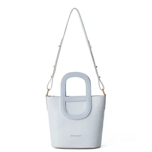 Hellblaue Leder Eimer Tasche Detail, mit einzigartigem Griff und hochwertiger Narbenstruktur.