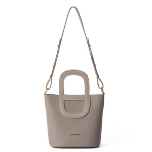 Graue Leder Eimer Tasche mit Griff und verstellbarem Schultergurt fuer Damen im Alltag.