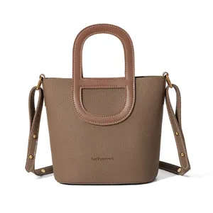 Detailansicht der braunen Echtleder-Eimerentasche mit speziellem Griff und verstellbarem Gurt.