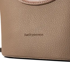 Hochwertige Echtleder Eimer Tasche Detail mit Narbenleder Textur und feinen Naehten.