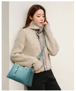 Vue détaillée du sac à main bleu pour femme, élégant sac porté épaule, belle qualité.