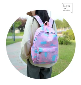 Vue détaillée de l'élégant sac à dos d'étudiant décontracté à dégradé en plein air.