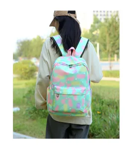 Vue détaillée du sac à dos pastel tie-dye porté en extérieur, montrant son grand format.