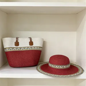 Böhmischer Strohhut und Shopper Tasche Set Detailansicht, rotes gewebtes Sommer Strand Accessoire.