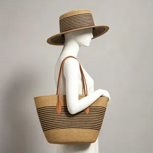 Vrouwen zomer strohoed en tote bag set met bruine strepen en lederen handvatten strand vakantie