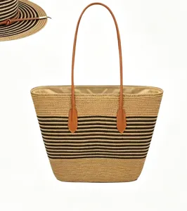 Stro geweven tas en platte hoed set details voor zomerse strandvakantie stijl.