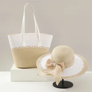 Detailansicht des Sommer-Strohtaschen- und Sonnenhutes-Sets mit feiner Webkunst und Schleife.