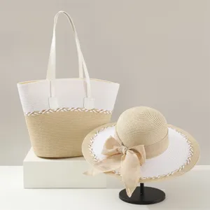 Nahaufnahme des eleganten gewebten Strohhandtaschen- und passenden Sonnenhut-Sets.