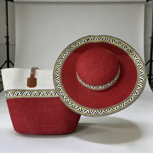 Details des Strohhuts und der Tragetasche im Bohemian-Stil mit roter Textur und Zebramustern.