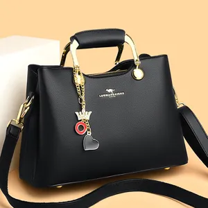 Élégant sac à main noir pour femme avec queterie dorée, sac bandoulière de grande capacité.