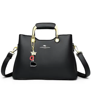 Sac à bandoulière noir en cuir PU pour femme avec accessoires dorés et design élégant chic.