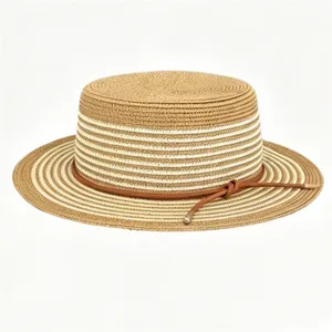 Vrouwen platte strohoed met stijlvol gestreept patroon en bruine lederen decoratieve band.