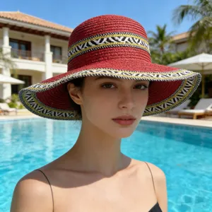 Detailaufnahme des roten Strohhutes im Urlaubsstil, Bogenkanten, Pool-Hintergrund.
