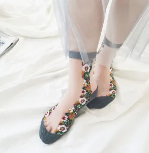 Nahaufnahme Detail von vintage floralen bestickten transparenten Glassocken für Damen