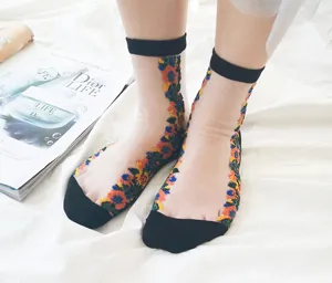 Sommer neue transparente Glasseide kurze Socken mit vintage bunten Blumenstickerei Details.