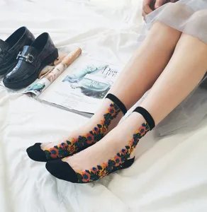 Transparente Glasseide Socken Detail, schwarzer Rand, bunte Blumenstickerei, Stoff.