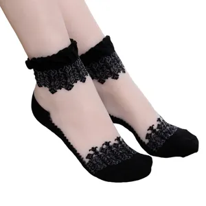 Chaussettes courtes en cristal noir ultra-fin pour femmes avec bordure en dentelle.