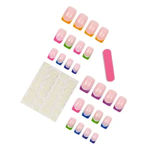 Detailansicht bunter französischer künstlicher Nägel mit Gel-Kleber Aufkleber und Feile Zubehör.