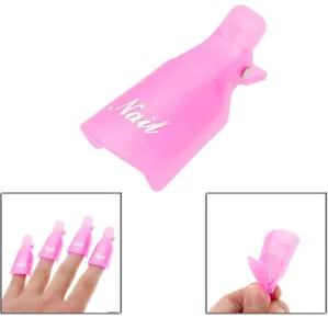 Clips dissolvant de vernis à ongles rose pour gel, vue détaillée montrant les doigts et l'ouverture.