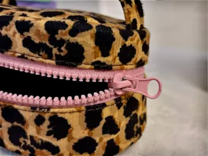 Nahaufnahme Detail der Leo-Muster Kosmetiktasche mit pinkem Reissverschluss, Pluesch.