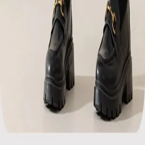 Mocassins compensés noirs chunky pour femmes avec boucle mors de cheval en métal.