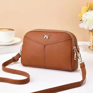 Sac a main bandouliere pour femme en cuir PU marron avec noeud metallique et double zip.