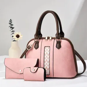 Dettaglio del set di borse da donna rosa e marrone con portafoglio e custodia coordinati.